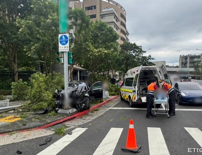 快訊/北市賓士遭擦撞駕駛慌了 踩油門連撞3車!2人送醫