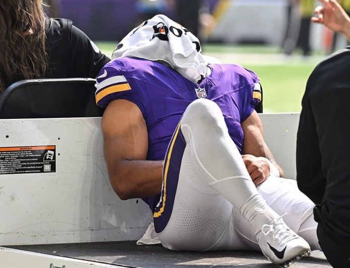 Vikings' Rondale Moore suffers devastating knee injury on 1st preseason play since missing all of 2024
