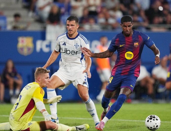 Marcus Rashford missing open goal leaves three stunned Barcelona teammates with head in hands