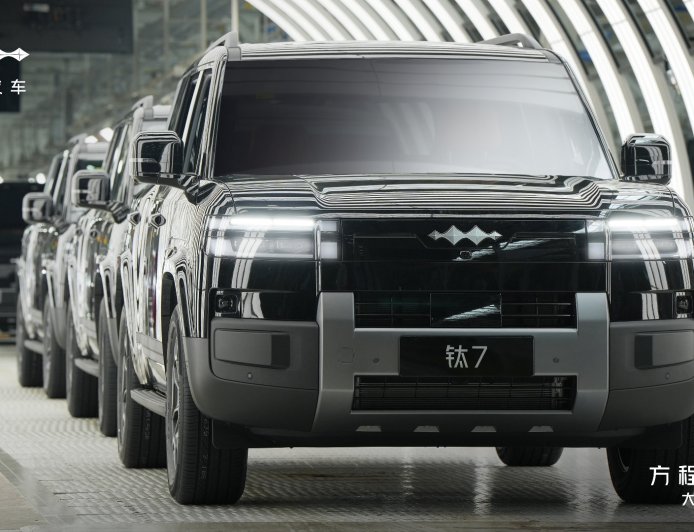 比亚迪方程豹钛 7 首台量产车正式下线，四季度上市