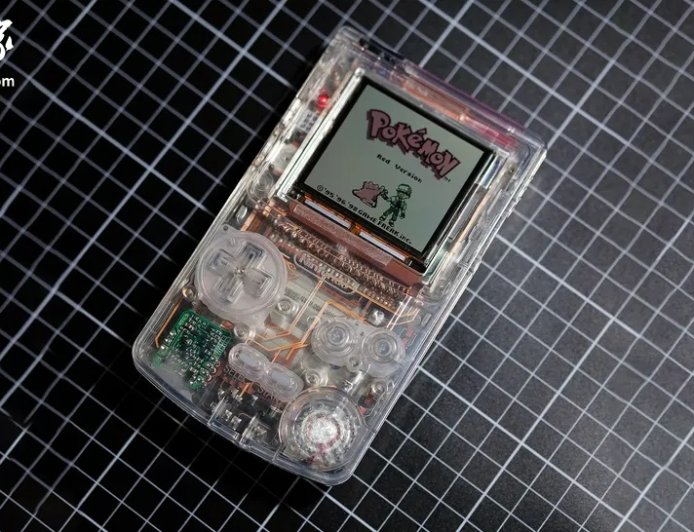 改装爱好者打造全透明可运行的 Game Boy Color，连主板都是透明的