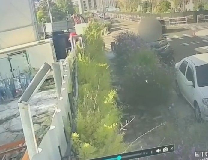 快訊/台中機車碰撞汽車!騎士噴飛慘死 肇事駕駛、乘客全落跑