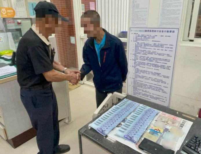 馬桶中拾「金」!廟公撿皮夾清洗送警局 失主超驚喜