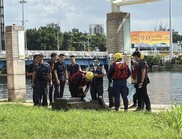 快訊／高雄三民區知名賣場前河中驚見浮屍　死因身份待釐清