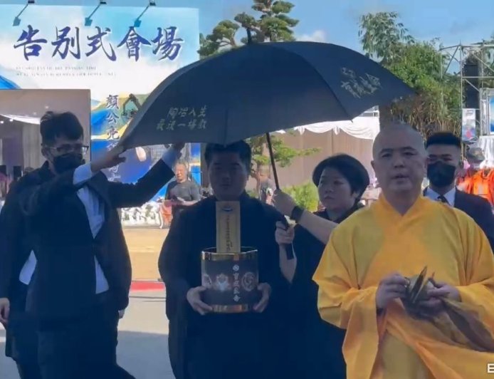 顏清標父今告別式！顏寬恒捧牌位忍悲現身　各界人士估3000人到場