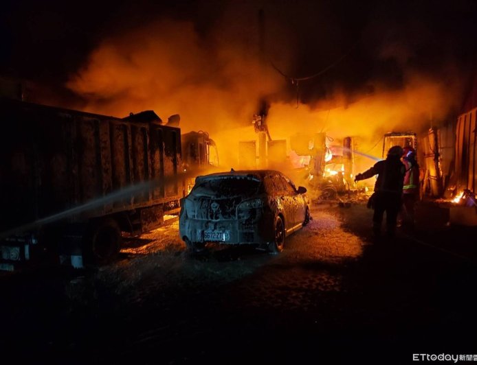 快訊／基隆七堵環保公司鐵皮工寮大火　波及2貨車、1自小客　