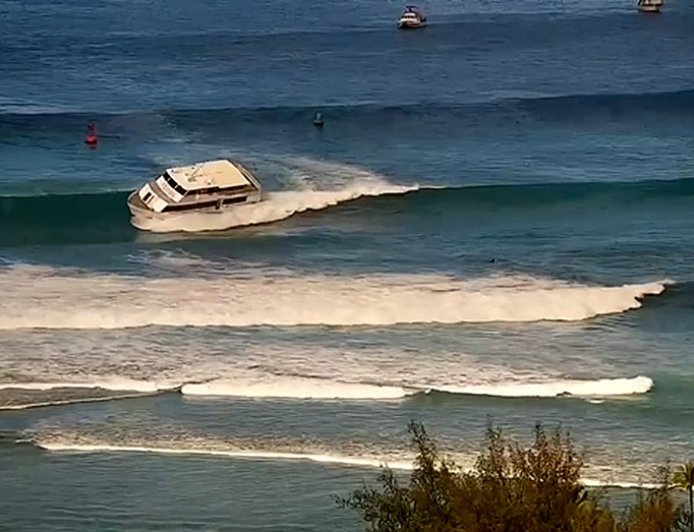 75-foot boat surfs wave, runs aground in Hawaii
