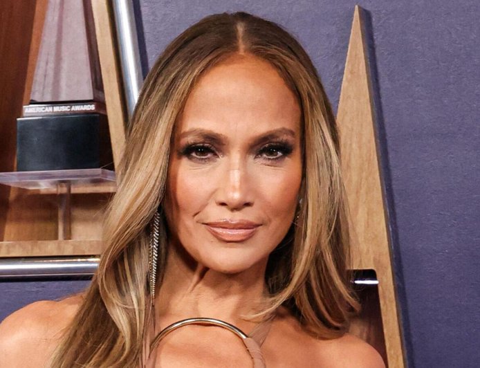 Jennifer Lopez Handles Unexpected Onstage Cricket Like A Total Pro