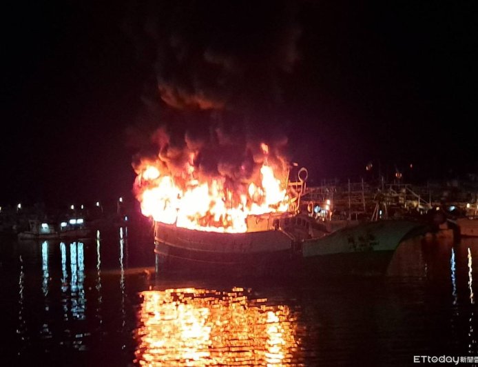 快訊／基隆八斗子漁港火燒船　6人緊急跳船