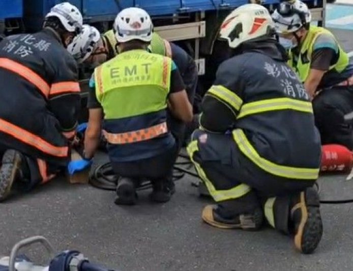 載孫遭貨車撞飛「阿嬤卡車底」1死1重傷 驚悚瞬間曝光