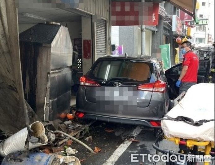 嘉義市轎車衝進米苔目店 駕駛受困失去意識!送醫搶救脫險