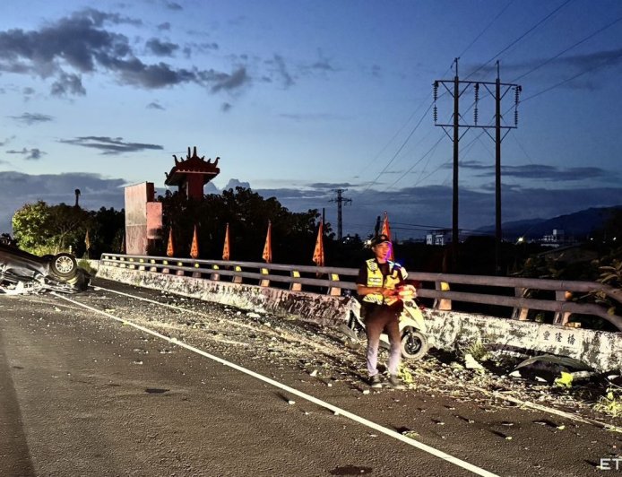 枋寮台1線自小客車「恍神撞護欄翻車」　駕駛、乘客3人受傷送醫