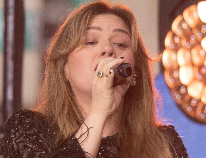 Kelly Clarkson Breaks Down In Tears While On Stage Just Days Before Ex-Husband Brandon Blackstock's Death
