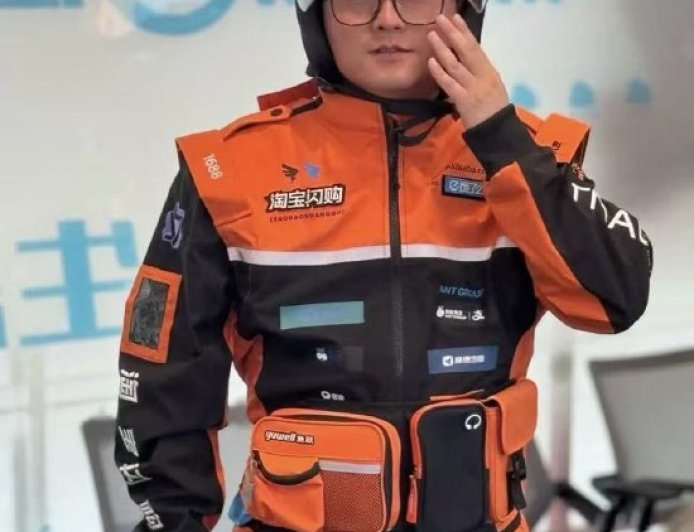 淘宝闪购骑手新工装曝光：印满阿里系品牌 logo，成“行走的广告牌”