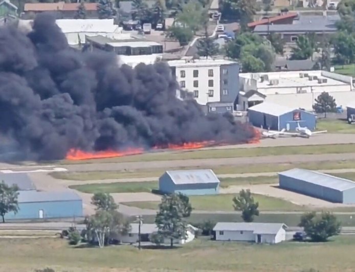降落瞬間衝撞停機坪！美小客機起火　現場畫面曝光