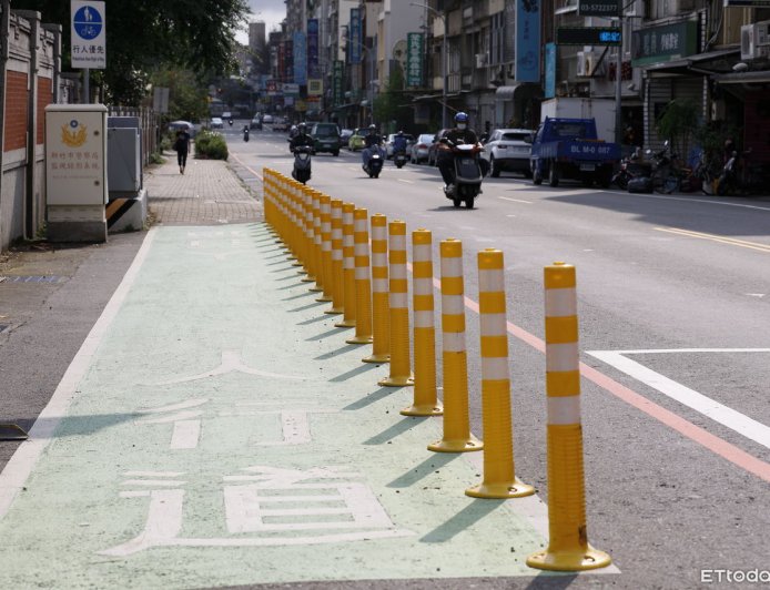 人行道騎車被抓　騎士怨警「瞧不起你們是有原因的」再加一罪