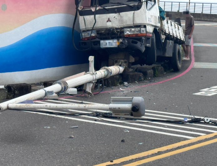基隆貨車詭異偏離車道　騎上路阻撞倒路燈！司機酒測值0.76