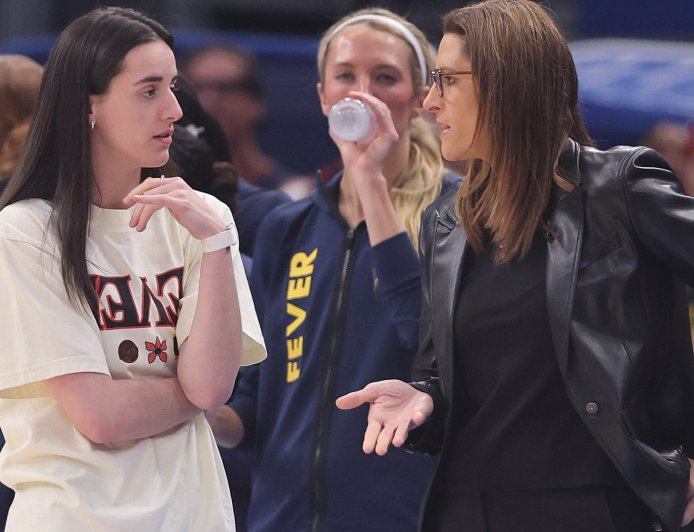 ‘Not clear’ – WNBA fans slam Fever coach after worrying Caitlin Clark update that threatens season return