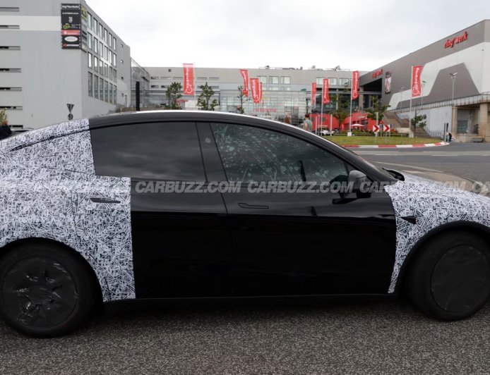 特斯拉 Model Y L 伪装车现身纽伯格林赛道：轴距约 3 米，有望为第三排提供宽裕空间