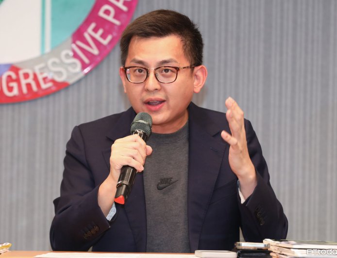 吳思瑤稱「疊加關稅早說過」　民進黨發言人尬笑：我不認真