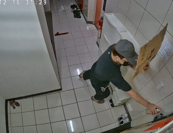 惡鄰「紙板遮臉」噴漆破壞電子鎖！側臉露餡全場傻：這是在螫啥