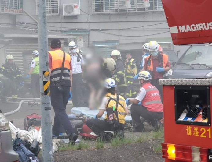 快訊／北市南港民宅大火！警消「扛出1女」送醫　搶救無效亡