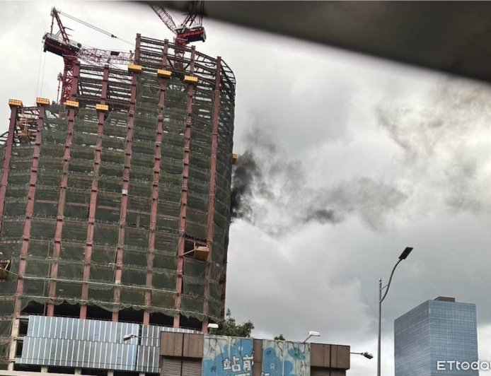 快訊／台北車站旁興建中雙星大樓竄黑煙　疑施工平台線圈起火