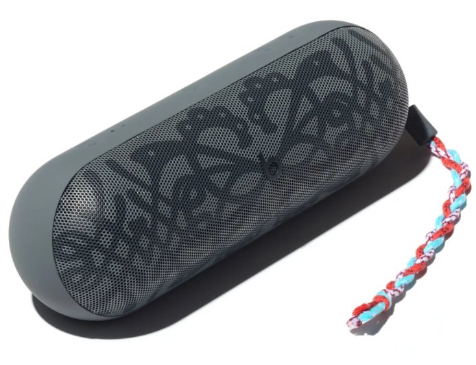 苹果推限量版 Beats Pill 蓝牙音箱：Kiko 灰色涂装、鲜艳编织挂绳