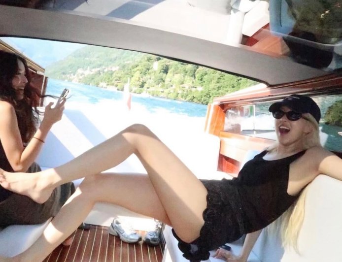 Rosé登船大露美腿　律師姊姊美顏搶鏡