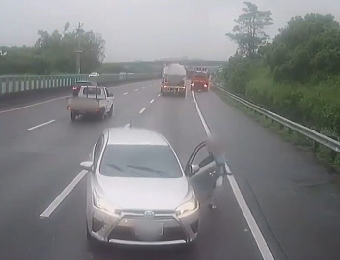 車禍忘拉手煞車「神力阿姨」單手拉車 奇葩畫面曝光網友朝聖