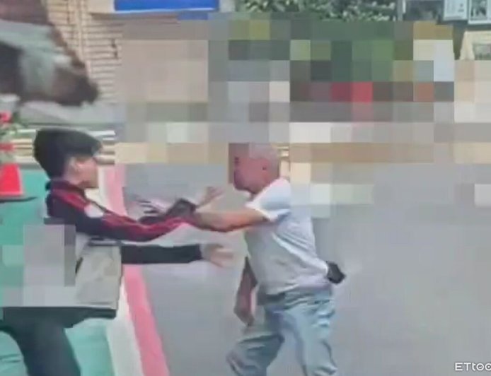 吃麵爆衝突！他嗆「看X小」再拿手機蒐證　北市2男當街開打