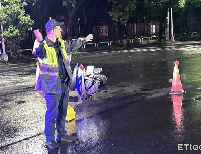 高雄颱風天大雨「人孔蓋跑了」! 婦機車龍頭卡洞口慘摔