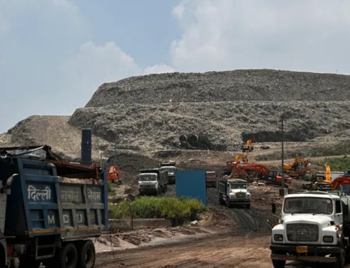 新德里的垃圾山成为印度拾荒者的“热炸弹”