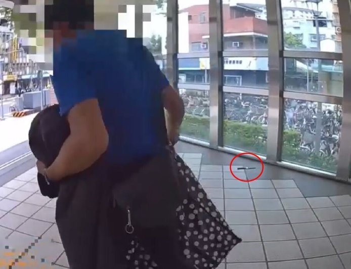 男拿水果刀搭捷運！辯：廚師帶刀很正常　三字經辱警下場曝