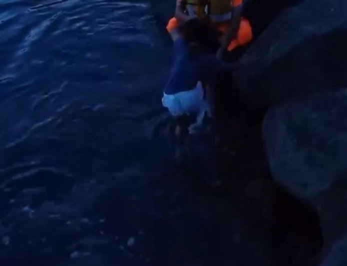 金樽漁港燈塔前看風景!女童落海 海巡人員迅速救援脫險
