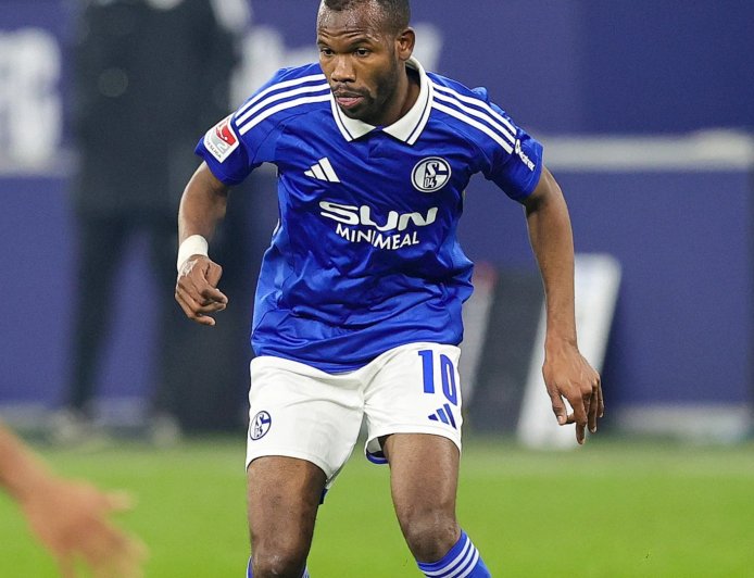 ‘We are very irritated’ – EFL club slammed by Schalke after move for striker falls through twice