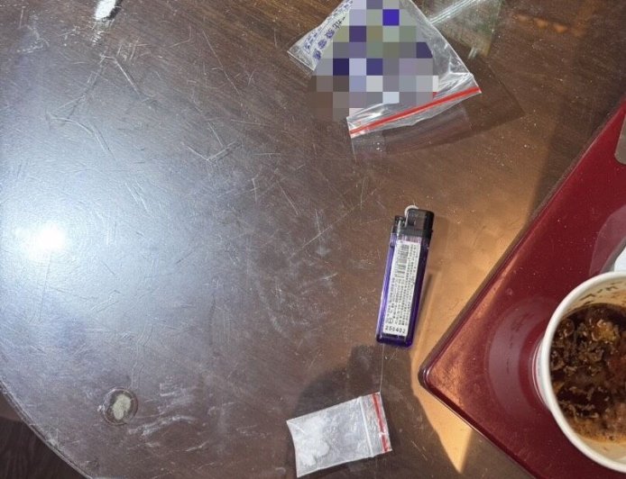 高雄男滑進摩鐵睡死叫不醒!警消開門見這幕 他嚇醒被上銬