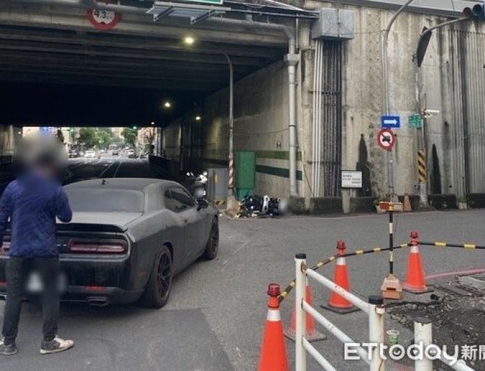 高雄轎車右轉不禮讓！18歲直行騎士遭撞飛　人車倒地送醫