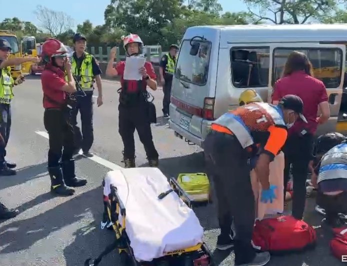 快訊/廂型車國道追撞防撞車! 嘉義某國中棒球隊8傷送醫