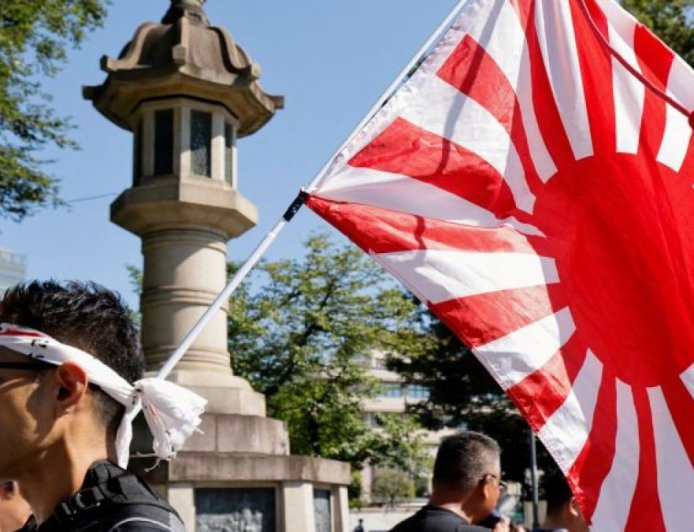 日本大臣在二战结束周年纪念日参拜有争议的靖国神社