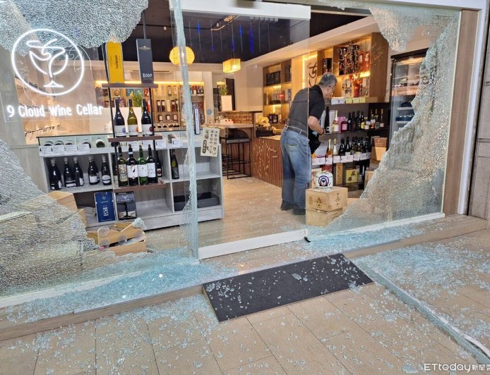 2男衝酒行「巨大鐵槌」砸店！超慘畫面曝　闆娘前男友幹的