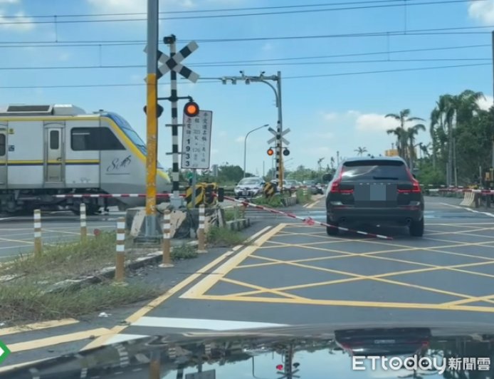 「瑞典坦克」對決火車！硬闖台南平交道　不要命畫面曝