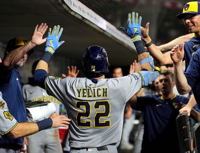 Brewers stage epic comeback vs. Reds to tie franchise record with 13th straight win