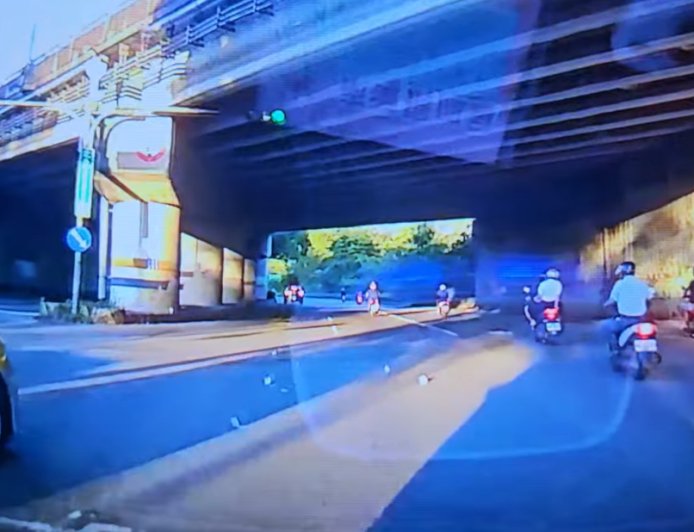 新北女包包鬆脫「沿路噴鈔票」!滿地都是千元大鈔 騎士下車狂撿