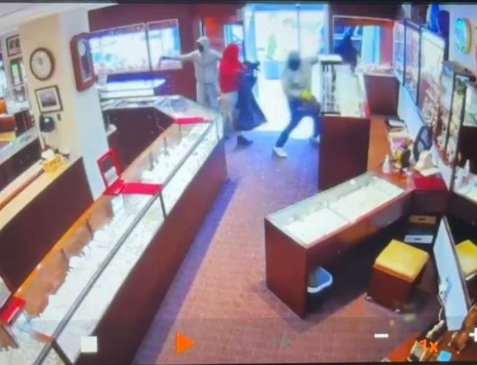 Masked robbers pull off brazen midday heist at Seattle jewelry store in under two minutes