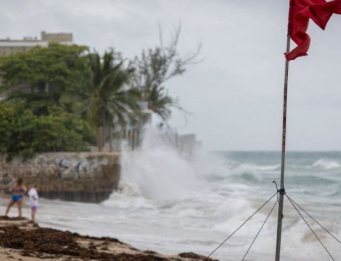 美国国家飓风中心称“艾琳”已降为3级飓风