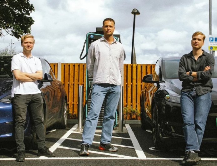 马斯克裁掉的特斯拉充电团队在英国搞出了新名堂：专给出租车建快充站