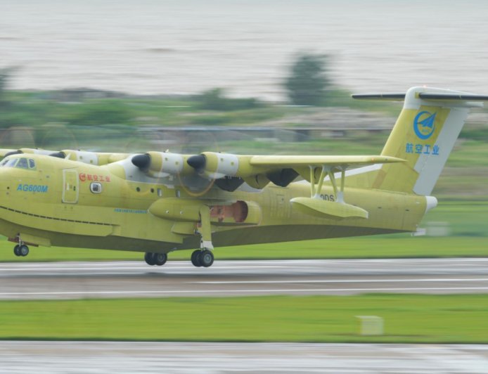 我国 AG600“鲲龙”批产第二架机完成生产试飞