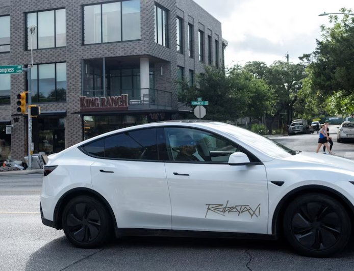 Waymo 前 CEO 质疑特斯拉 Robotaxi 服务：车内有人就不算自动驾驶