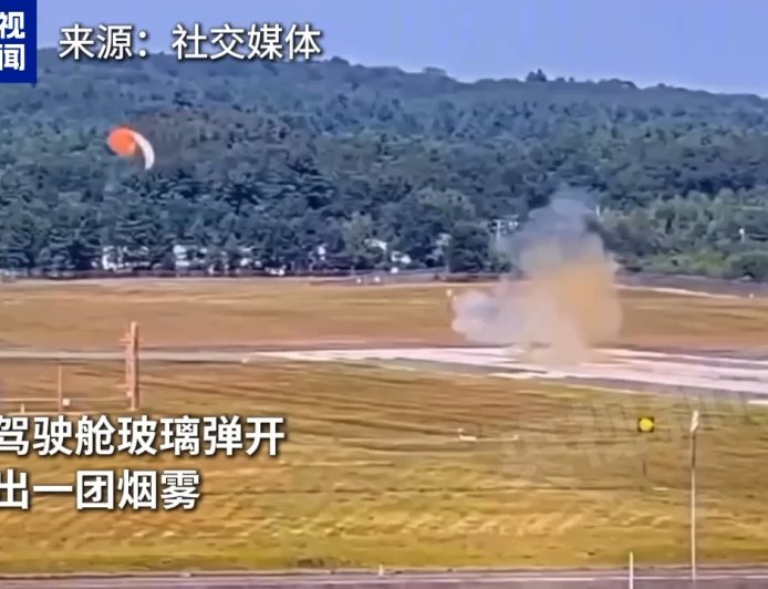 美国 F-15D 战机发生事故，滑行时后座人员意外弹射“升空”